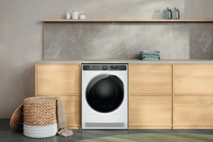 Máy sấy bơm nhiệt Electrolux 8 kg EDH803J5WCR